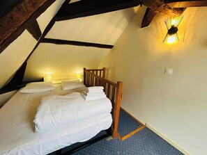 1 bedroom, desk, Internet, bed sheets