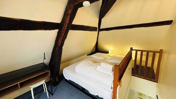 1 makuuhuone, työpöytä, internet, vuodevaatteet