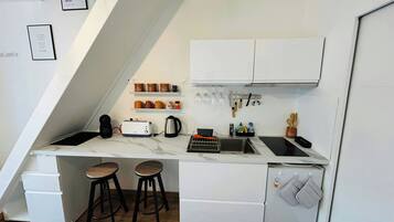 Kühlschrank, Mikrowelle, Wasserkocher mit Kaffee-/Teezubehör, Toaster