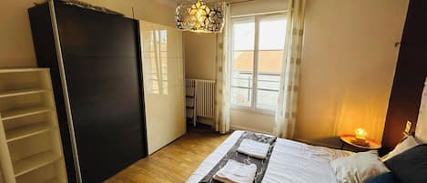 2 室のベッドルーム、デスク、インターネット、ベッドシーツ