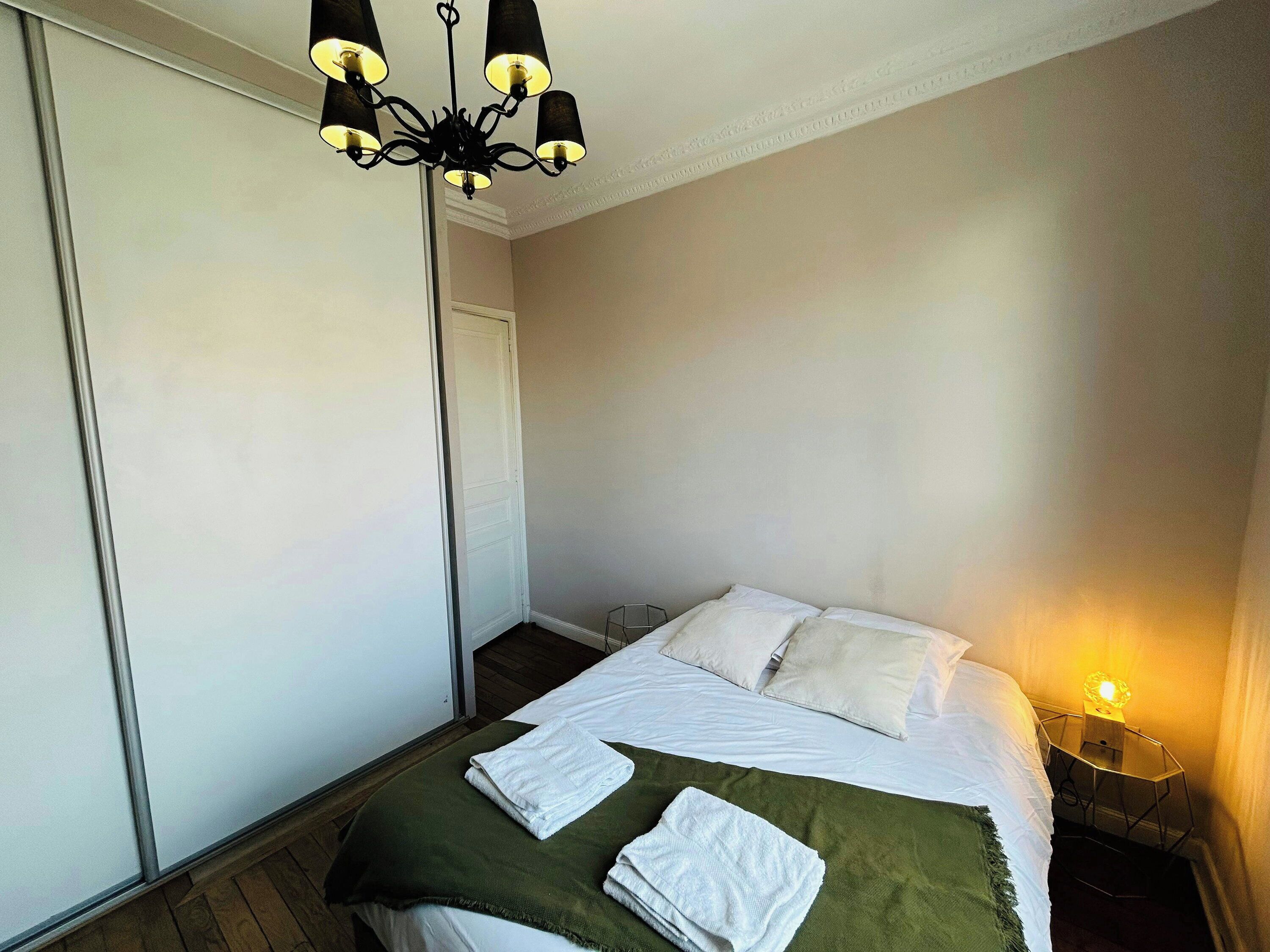 2 bedrooms, desk, internet, bed sheets