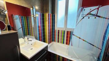 Articles de toilette écologiques, sèche-cheveux, serviettes fournies