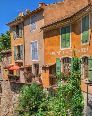 Exterior detail - 5-Bedroom Country House with Pool, Mirabeau in Luberon (Mirabeau)