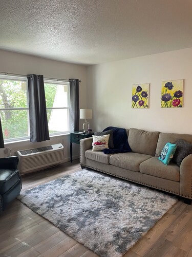 Charming 2-bedroom apartment in fabulous Marble Hill with AC