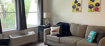 Charming 2-bedroom apartment in fabulous Marble Hill with AC