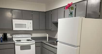 Charming 2-bedroom apartment in fabulous Marble Hill with AC