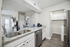 Fridge, microwave, oven, stovetop - 25% OFF New 2BD - Pool - DFW South 183/161 - I041 (Irving)