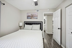 2 bedrooms, desk, iron/ironing board, free WiFi - I041 – World Cup Stay - 18 min to AT&T - Sleeps 4 - Free Parking (Irving)