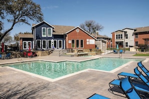 Outdoor pool - I041 – World Cup Stay - 18 min to AT&T - Sleeps 4 - Free Parking (Irving)