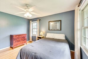 3 slaapkamers, een bureau, een strijkplank/strijkijzer, reisbedje