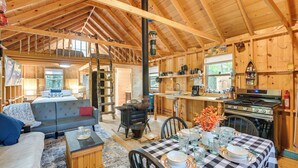 Ein gemütliches Blockhaus-Interieur mit Essbereich, Küche und Wohnbereich.