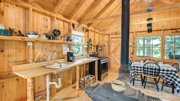 Fridge, oven, stovetop, coffee/tea maker