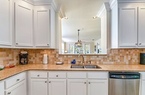 Fridge, microwave, oven, stovetop - Fairway To Heaven 3b/3b (Carrabelle)