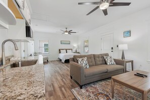 Tallelokero huoneessa, silitysrauta/-lauta, ilmainen Wi-Fi