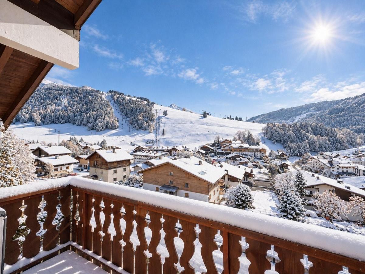 Un pueblo cubierto de nieve con edificios de madera y cielo despejado.