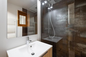 Shower - 250m from shops, 1st floor, view mountain, balcony, tv, ski locker, 22m², La Clusaz (La Clusaz)