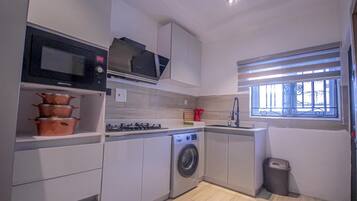 Departamento | Cocina privada | Refrigerador, microondas, horno y parrilla de estufa