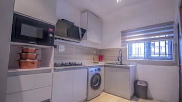 Departamento | Cocina privada | Refrigerador, microondas, horno y parrilla de estufa