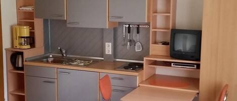 Fridge, stovetop, coffee/tea maker, electric kettle