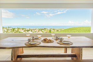 Outdoor dining - Villa Luxueuse avec piscine Vue Panoramique sur Océan et Montagne (Saint-Denis)