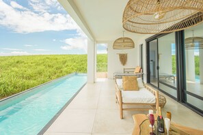 Outdoor pool - Villa Luxueuse avec piscine  Vue Panoramique sur Océan et Montagne  (Saint-Denis)