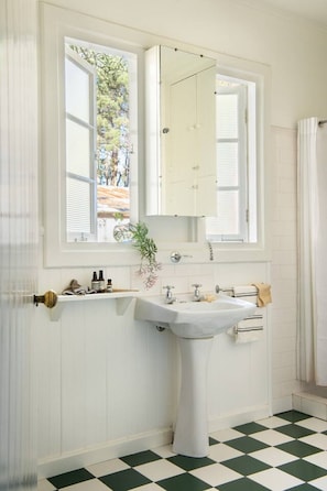Shower, hair dryer, towels - Country charm in the heart of Margaret River (Rosabrook)