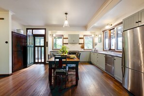 Cafetière/bouilloire, batterie de cuisine, vaisselle et ustensiles