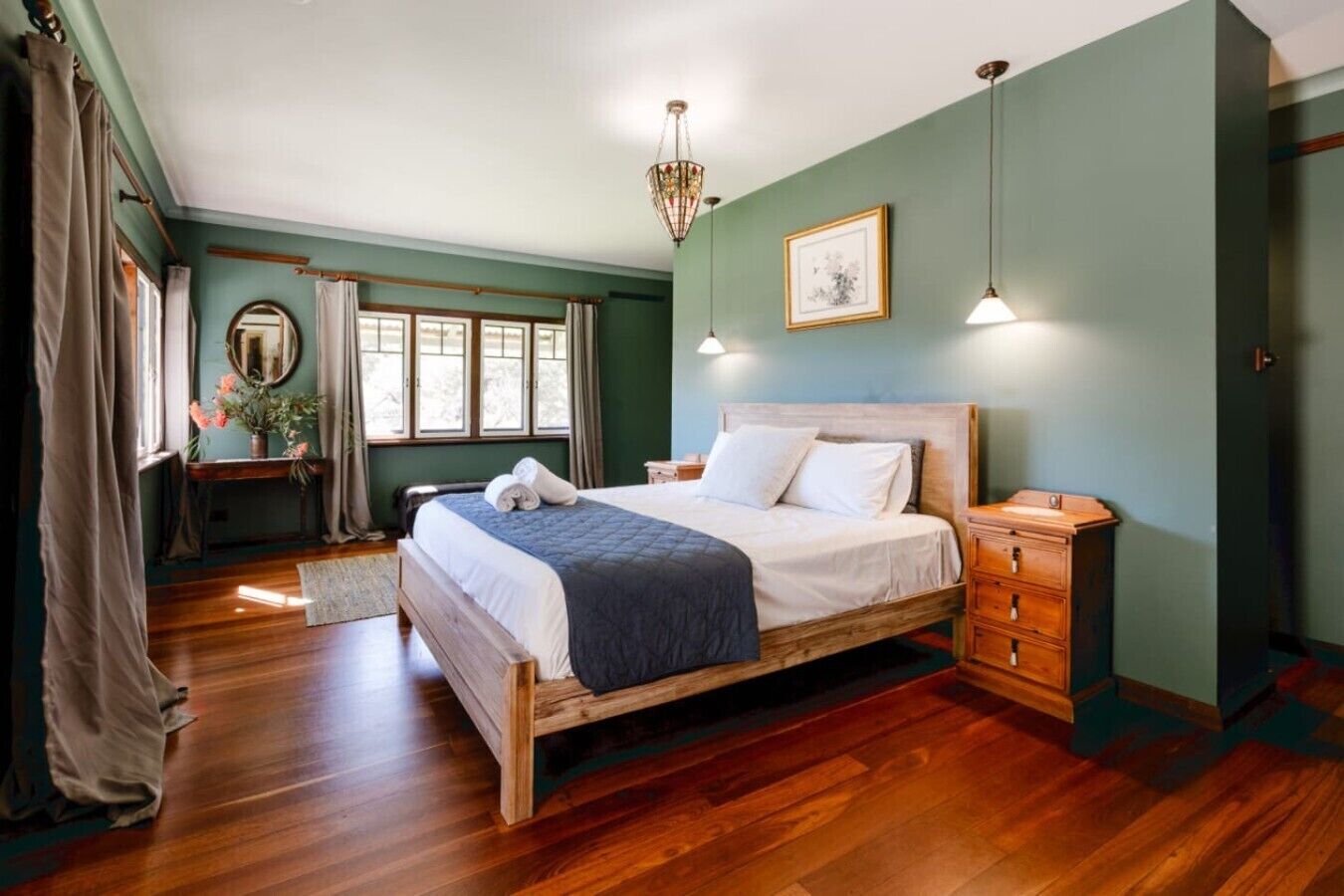 8 bedrooms, desk, iron/ironing board, travel cot