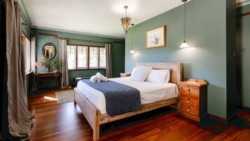 8 bedrooms, desk, iron/ironing board, travel cot