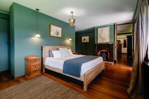 4 slaapkamers, een bureau, een strijkplank/strijkijzer, gratis wifi