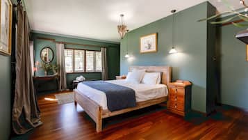 4 bedrooms, desk, iron/ironing board, free WiFi