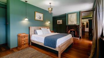 Desk, iron/ironing board, free WiFi, bed sheets