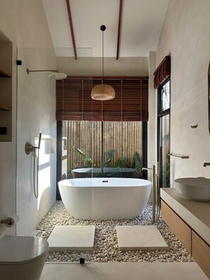 Villa Signature, lanai, vista piscina | Bagno | Asciugacapelli, asciugamani, sapone, shampoo