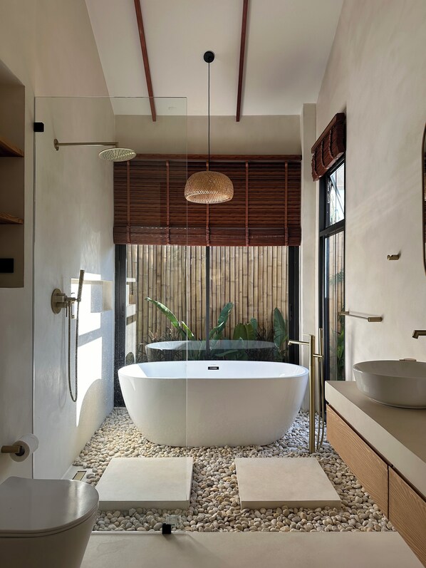 Biệt thự có thiết kế đặc trưng, lanai, quang cảnh hồ bơi | Phòng tắm | Máy sấy tóc, khăn tắm, xà phòng, dầu gội 