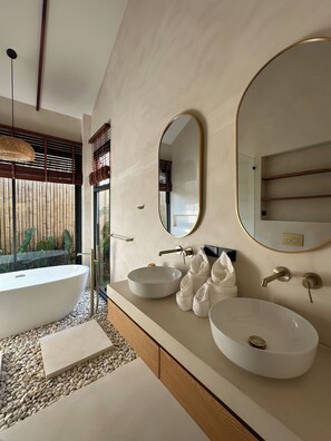 Asciugacapelli, asciugamani, sapone, shampoo