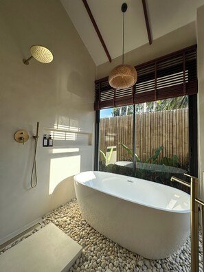 Asciugacapelli, asciugamani, sapone, shampoo