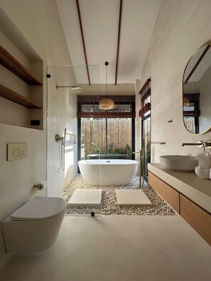 Máy sấy tóc, khăn tắm, xà phòng, dầu gội 