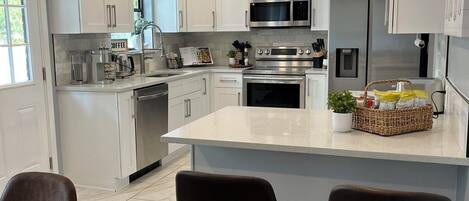 Kylskåp, mikrovågsugn, ugn och spishäll