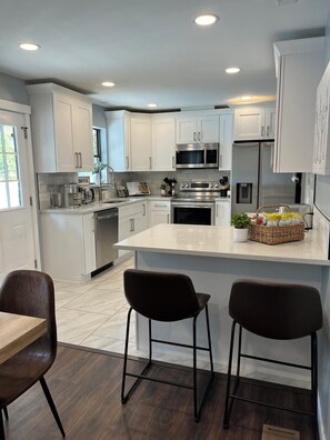 Fridge, microwave, oven, stovetop - Gorgeous Florida Pool and Spa Home (Jacksonville)