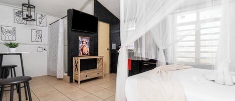 5 bedrooms, iron/ironing board, WiFi, bed sheets