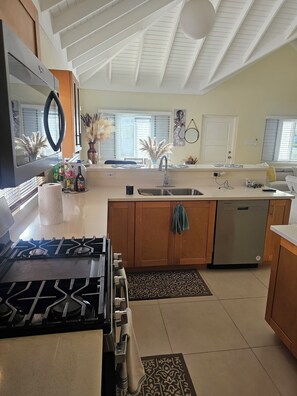 Mikrovågsugn, ugn, spishäll och diskmaskin