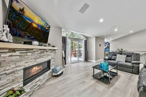 Smart-tv, een open haard, een dvd-speler en boeken