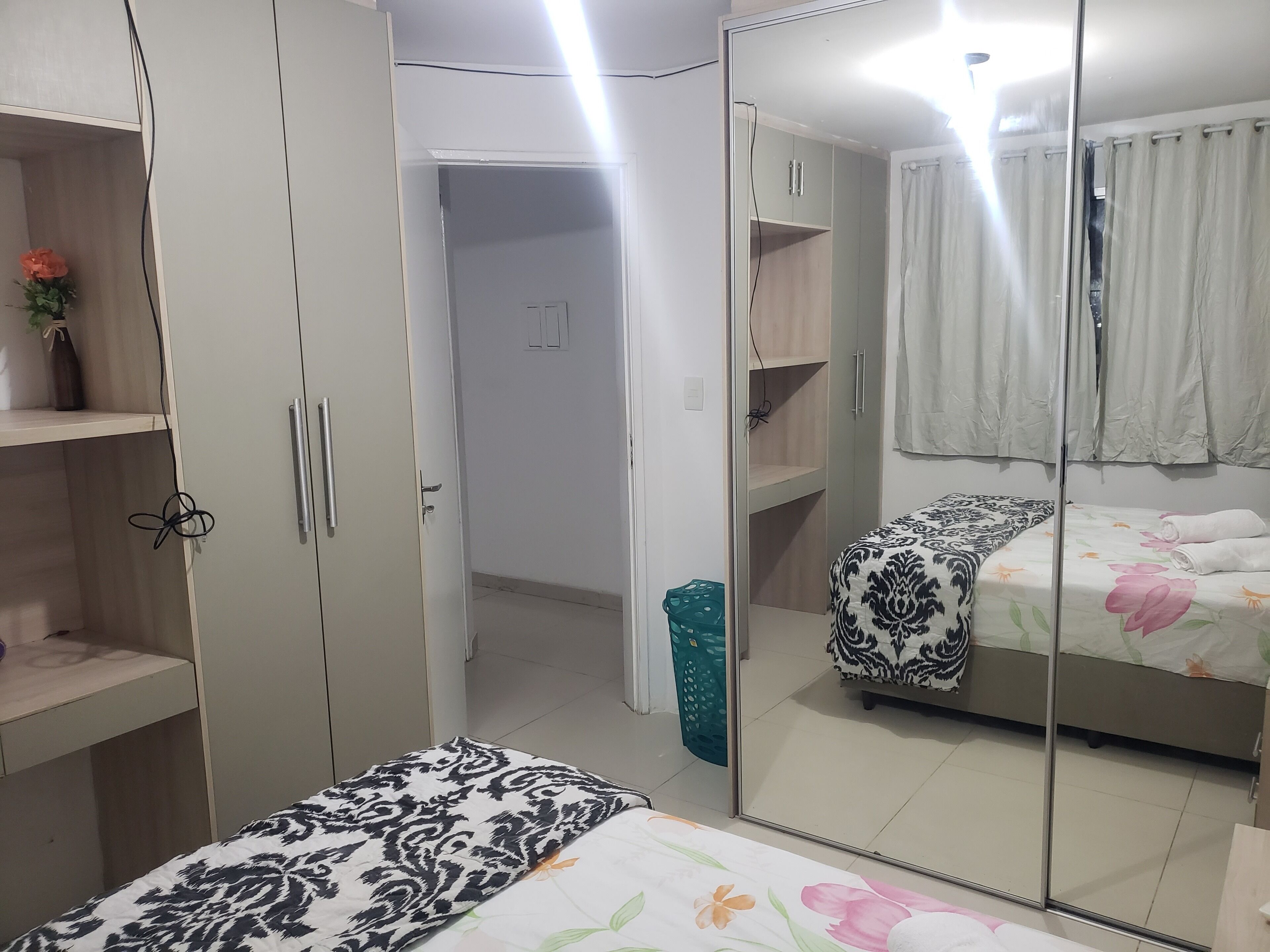 2 quartos, escrivaninha, ferros/tábuas de passar roupa