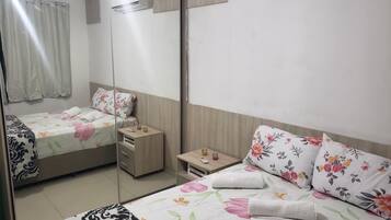 2 quartos, escrivaninha, ferros/tábuas de passar roupa