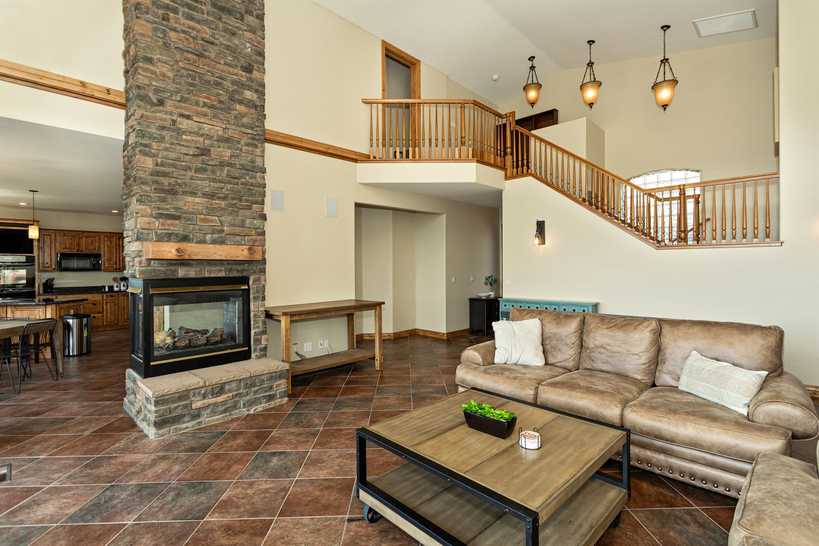 Smart TV, chimenea y oficina 