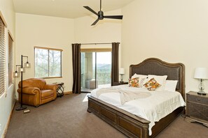 4 soverom, skrivebord, strykejern/-brett og reiseseng for barn