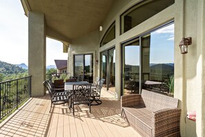 Outdoor dining - Prescott's #1 Luxe Mountain Sanctuary | Cozy Spa | Golf | Majestic Views (Prescott)