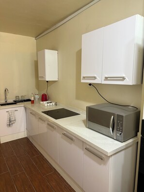 Royal Apartment, Resort View | Private kitchen | Full-size fridge, microwave, oven, stovetop - La terraza del Portal (Arequipa)