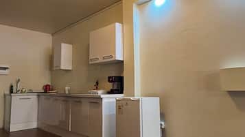 Refrigerador con freezer, microondas, horno, placa de cocina