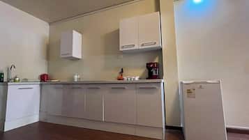 Refrigerador con freezer, microondas, horno, placa de cocina